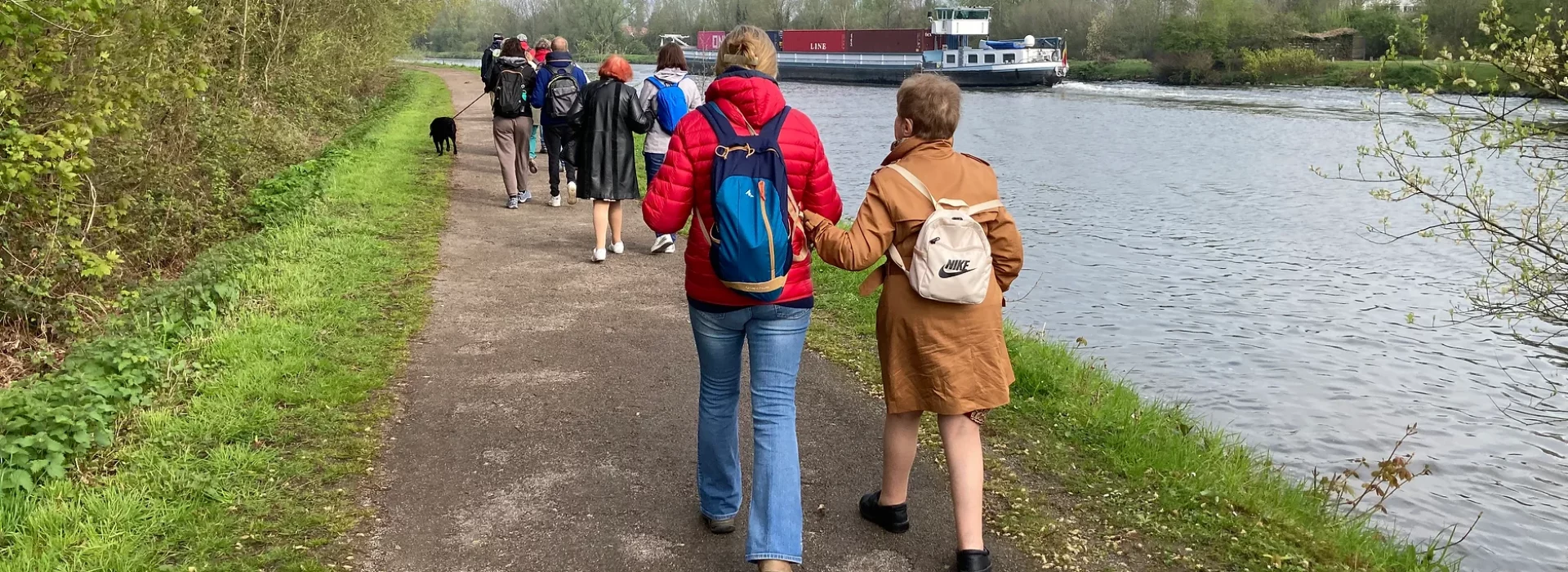 Un groupe se balade en bord de rive